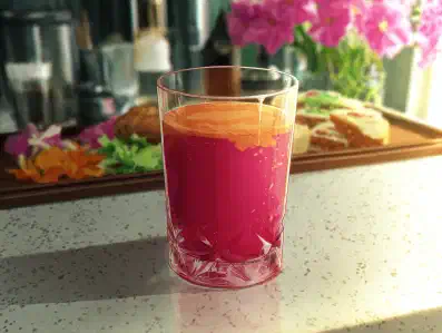 Rezeptbild zu Skyr Drink mit roter Beete, Zitrone, Ingwer, Pfeffer und Salz